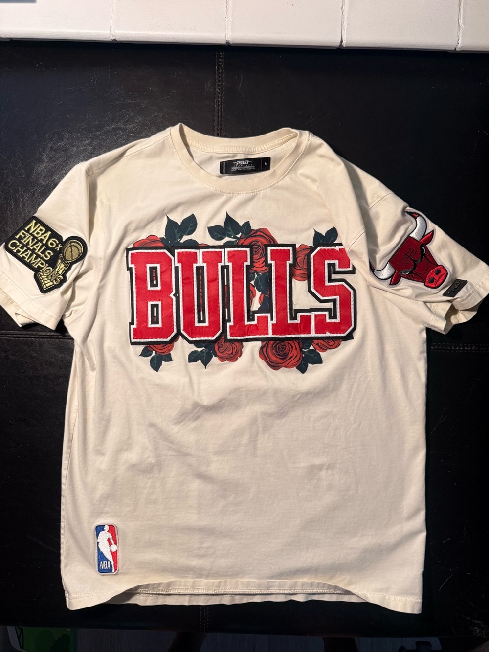 Pro Standard Chicago Bulls Roses Tee Men’s Size Medium. Fits like Large